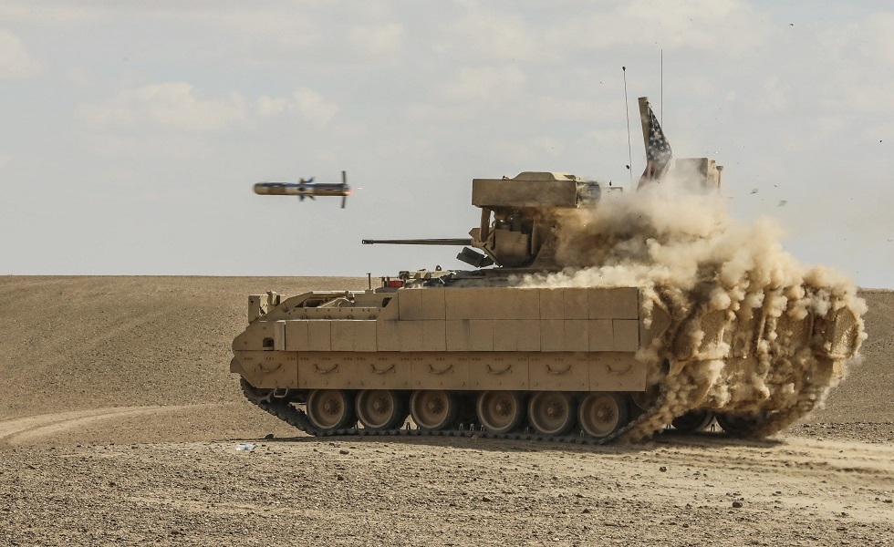 دبابة أمريكية تتدرب بالذخيرة الحية في سوريا