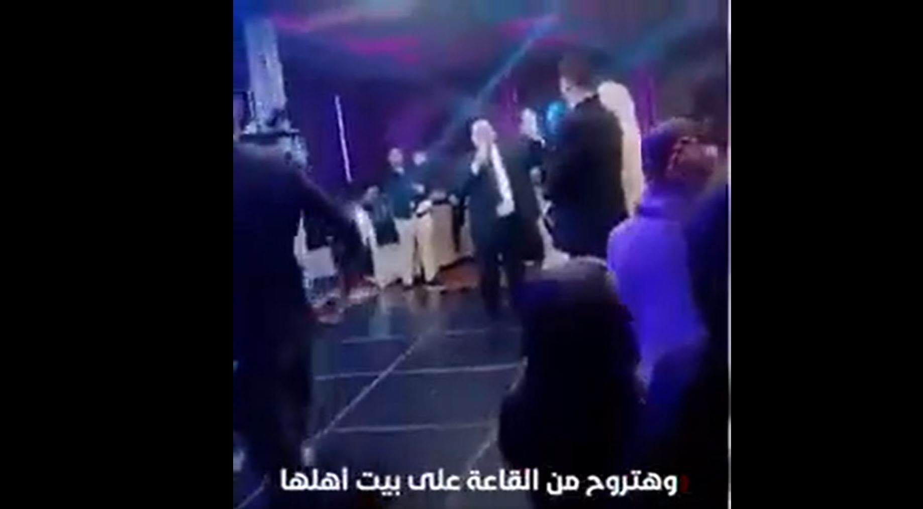 مصر.. فيديو مثير للجدل لمواطن يطلق زوجته خلال زواج ابنته أمام الحضور