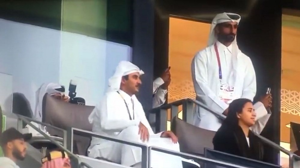 ردة فعل أمير قطر عند إهدار السعودية لركلة الجزاء (فيديو)