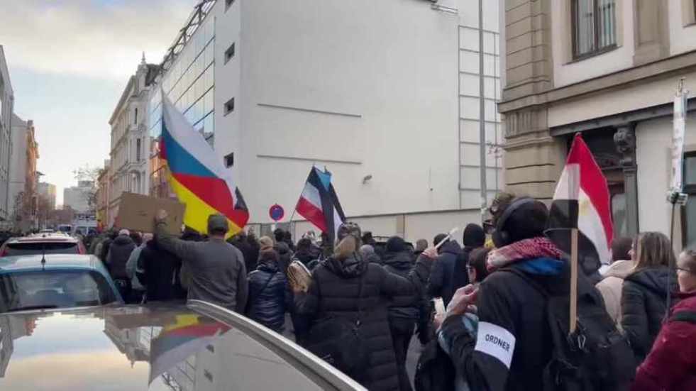 مظاهرات حاشدة مناهضة للولايات المتحدة والناتو في لايبزيغ بألمانيا (فيديوهات)