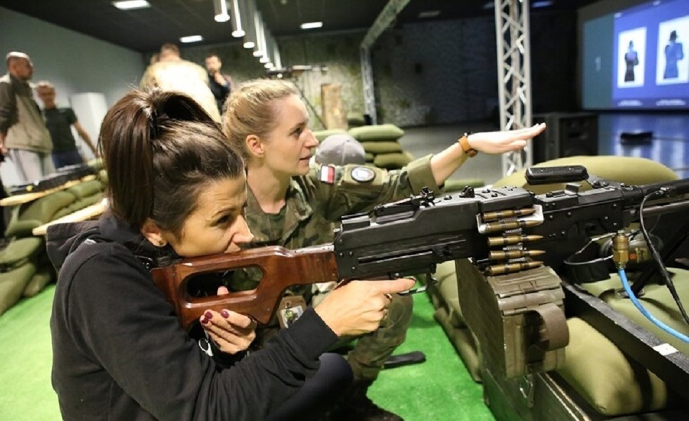 مدنيون في بولندا خلال تدريب على إطلاق النار