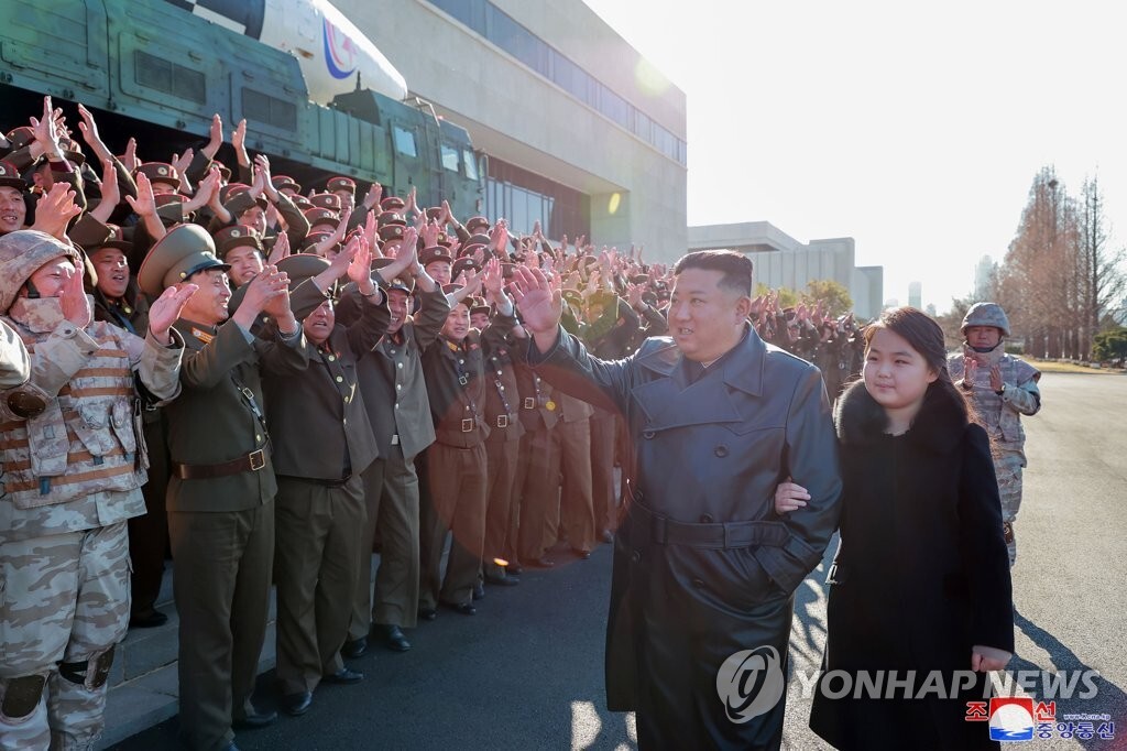 ظهور جديد لابنة زعيم كوريا الشمالية في فعالية عسكرية (صور)