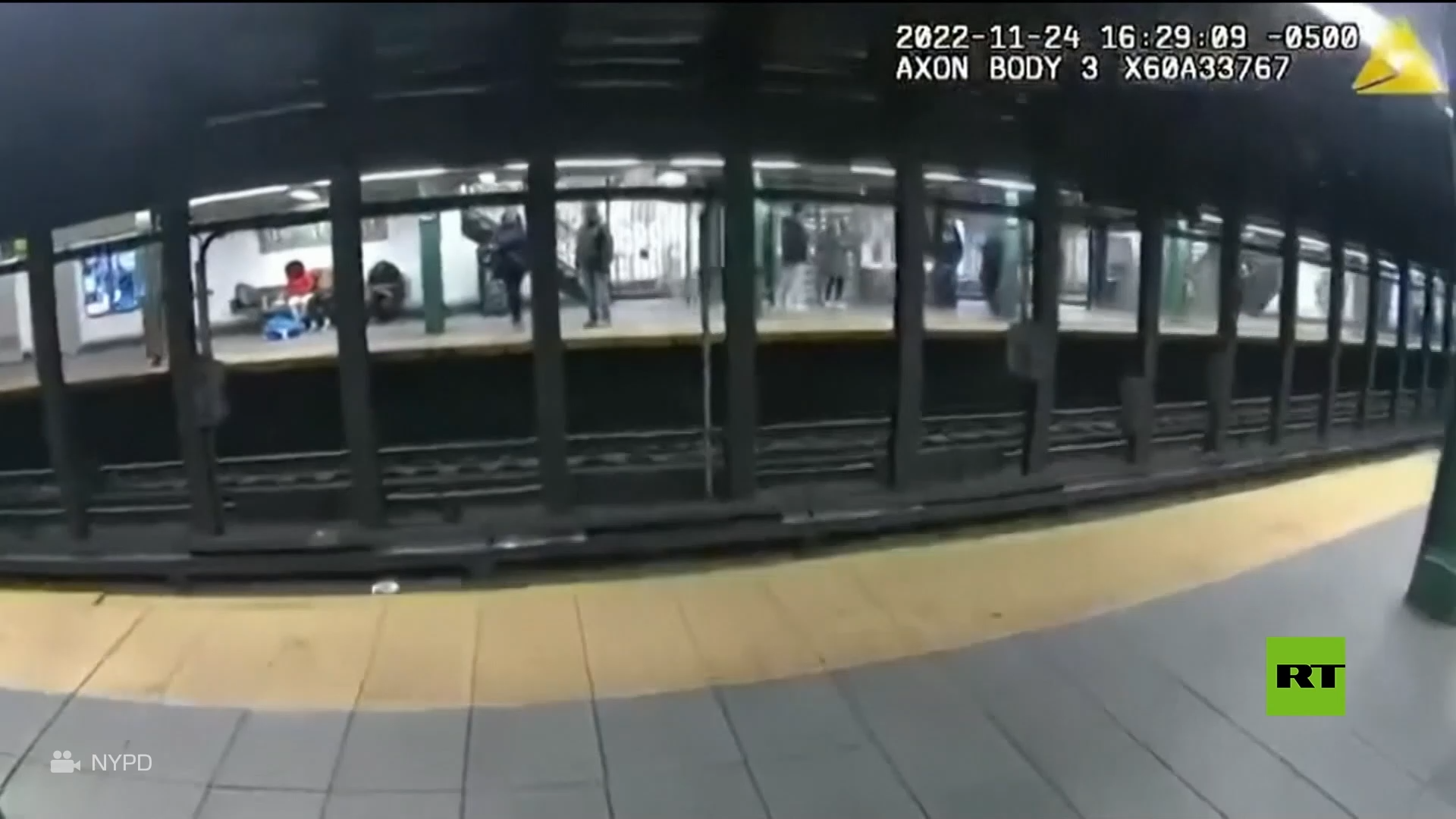 لحظة إنقاذ رجل سقط فوق  قضبان مترو الأنفاق في نيويورك