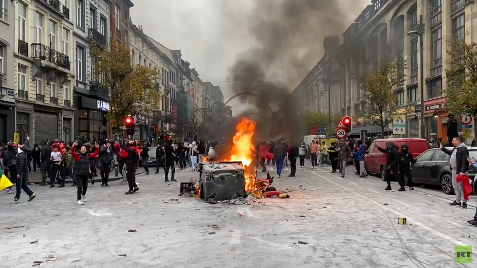 الفوضى تسود في شوارع بروكسل بعد فوز المغرب على بلجيكا (فيديو)