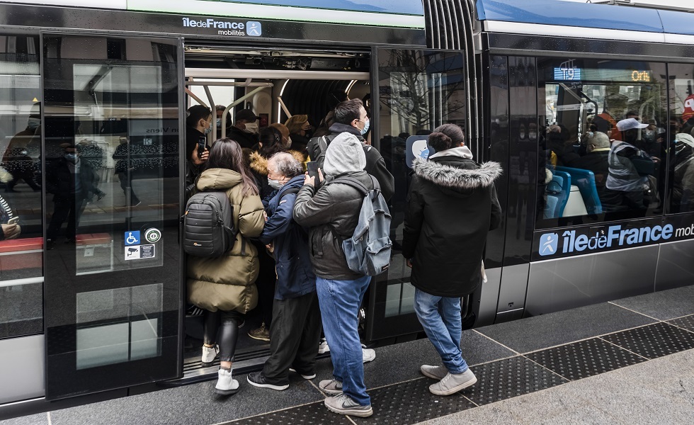باريس ترفع أجور المواصلات بنسبة 20 بالمئة لزيادة رواتب موظفي النقل