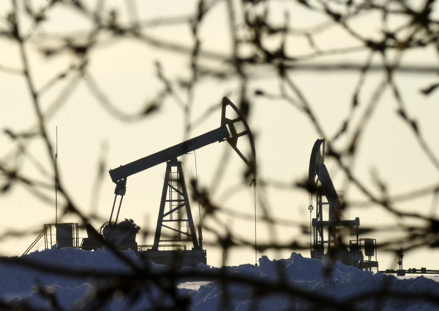 مخاوف الطلب تدفع أسعار النفط إلى مستويات هي الأولى منذ مطلع 2022