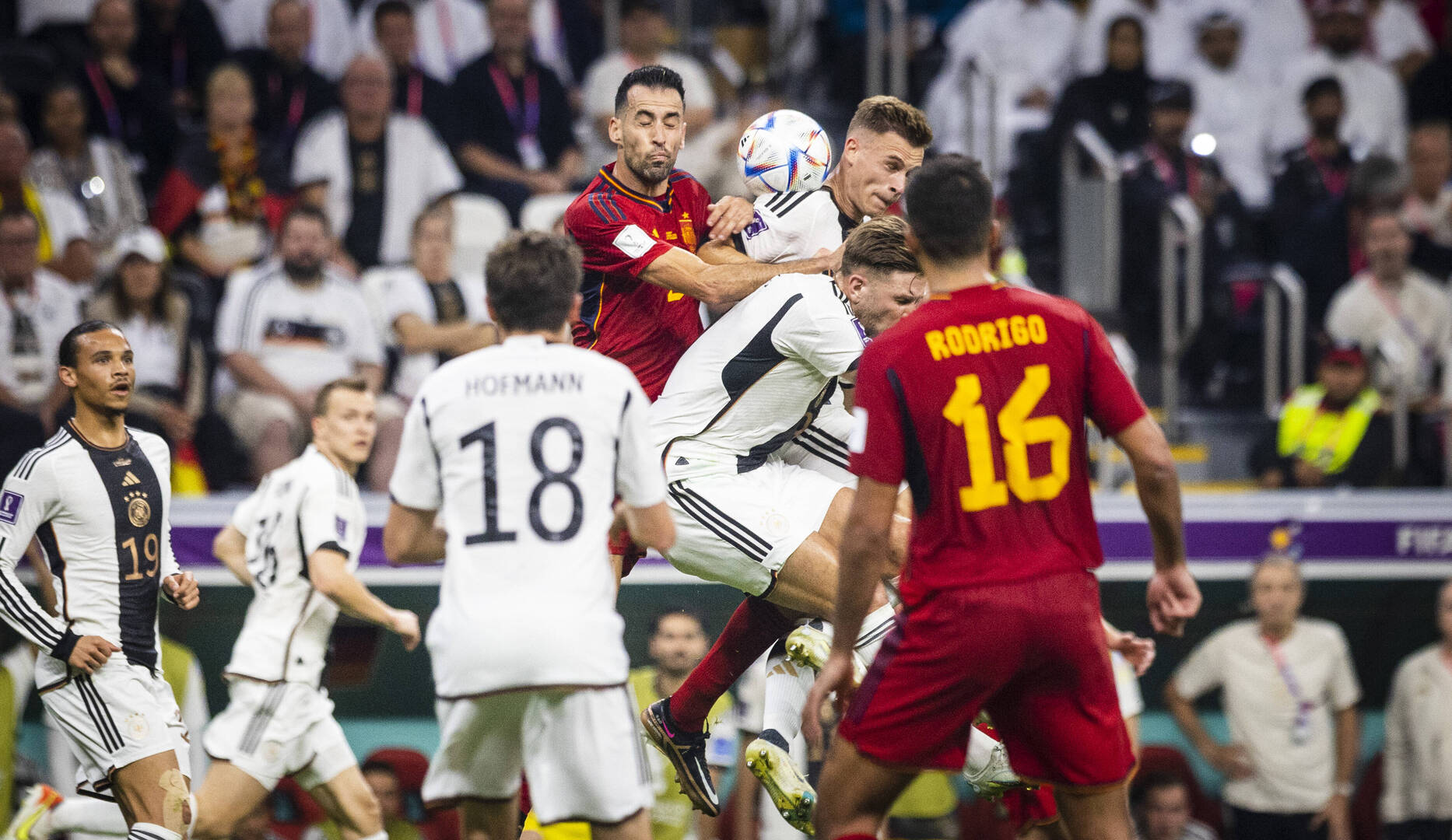لاعبو ألمانيا يتوسلون مساعدة إسبانيا بشكل صريح