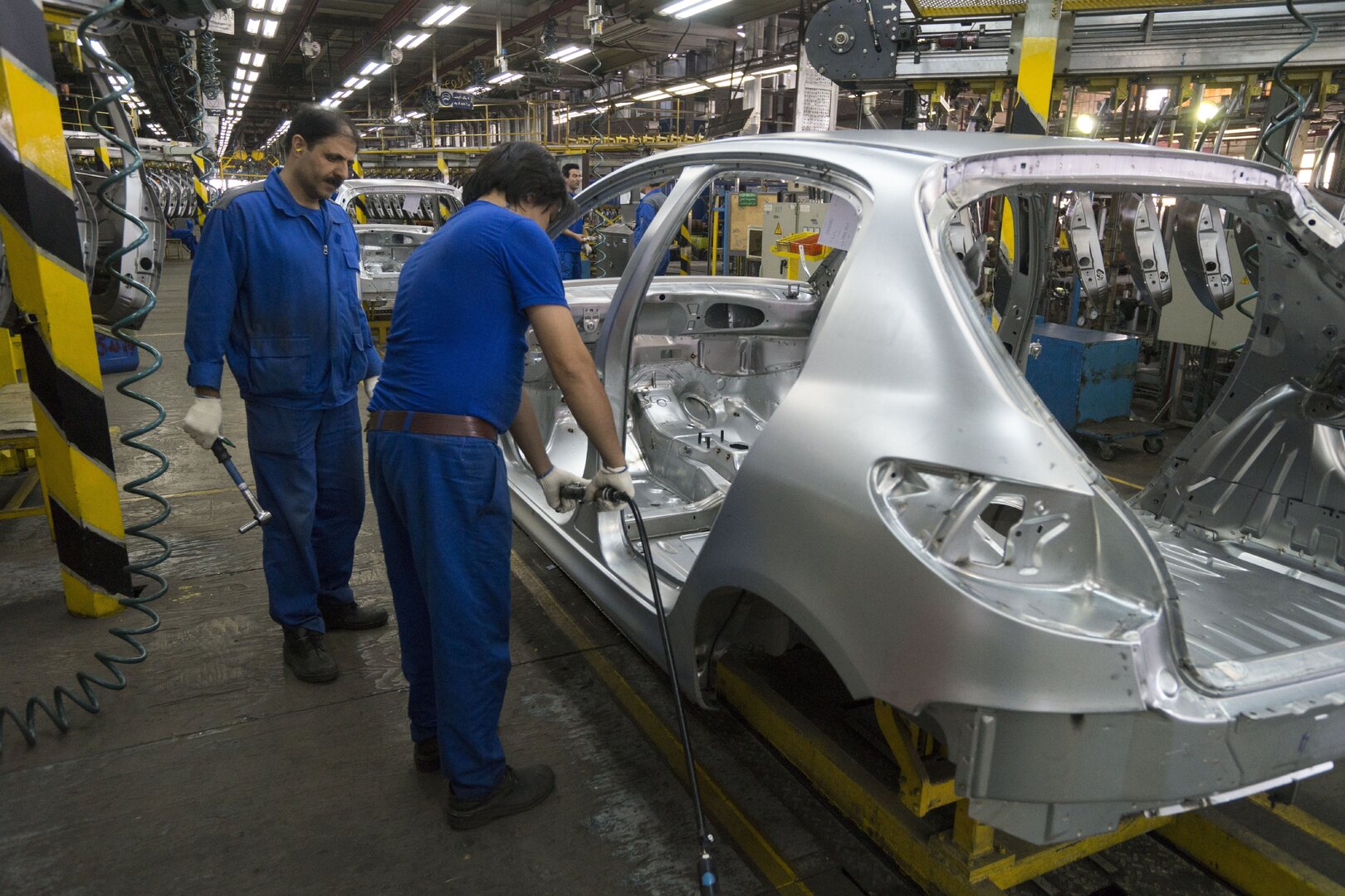 روسيا وإيران توقعان مذكرة تفاهم بشأن تصدير السيارات