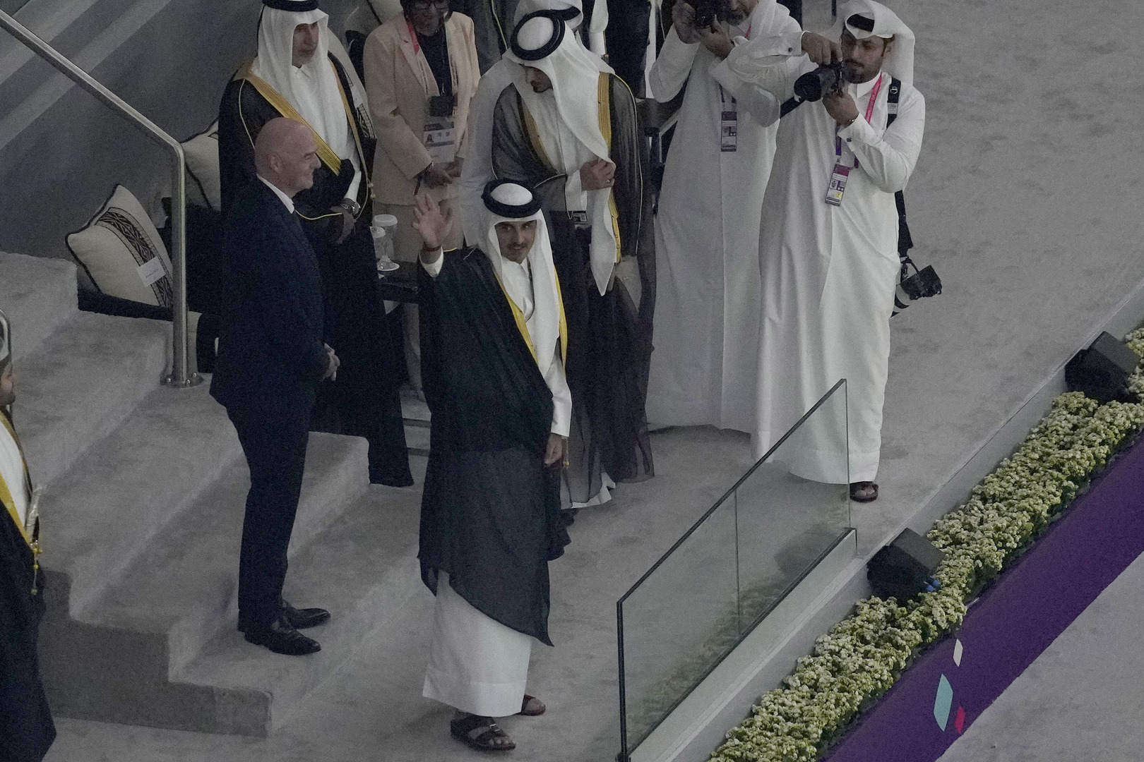 شاهد.. رد فعل أمير قطر على تحية فتاة أعربت عن فخرها به! (فيديو)