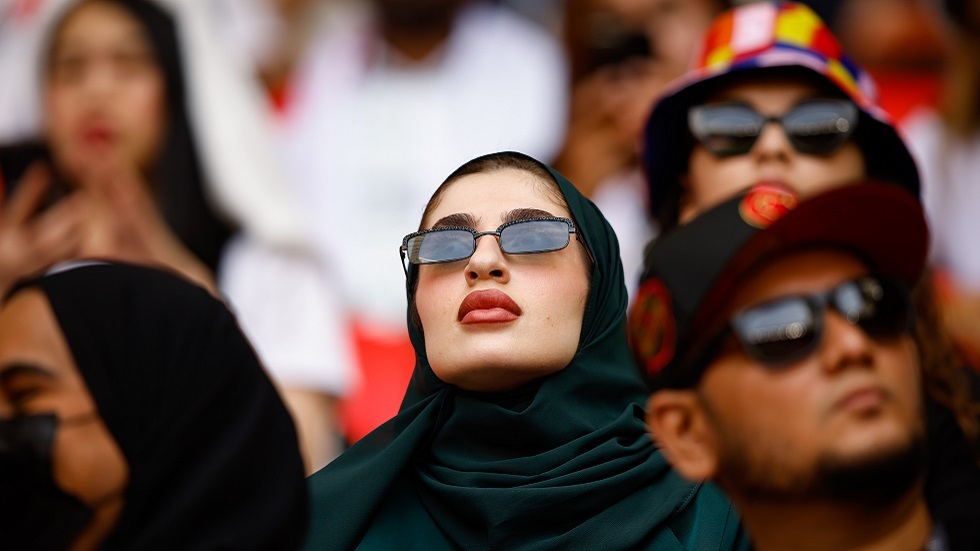 كأس العالم.. فتاة محجبة تحرج رجلا في أحد شوارع قطر (فيديو)
