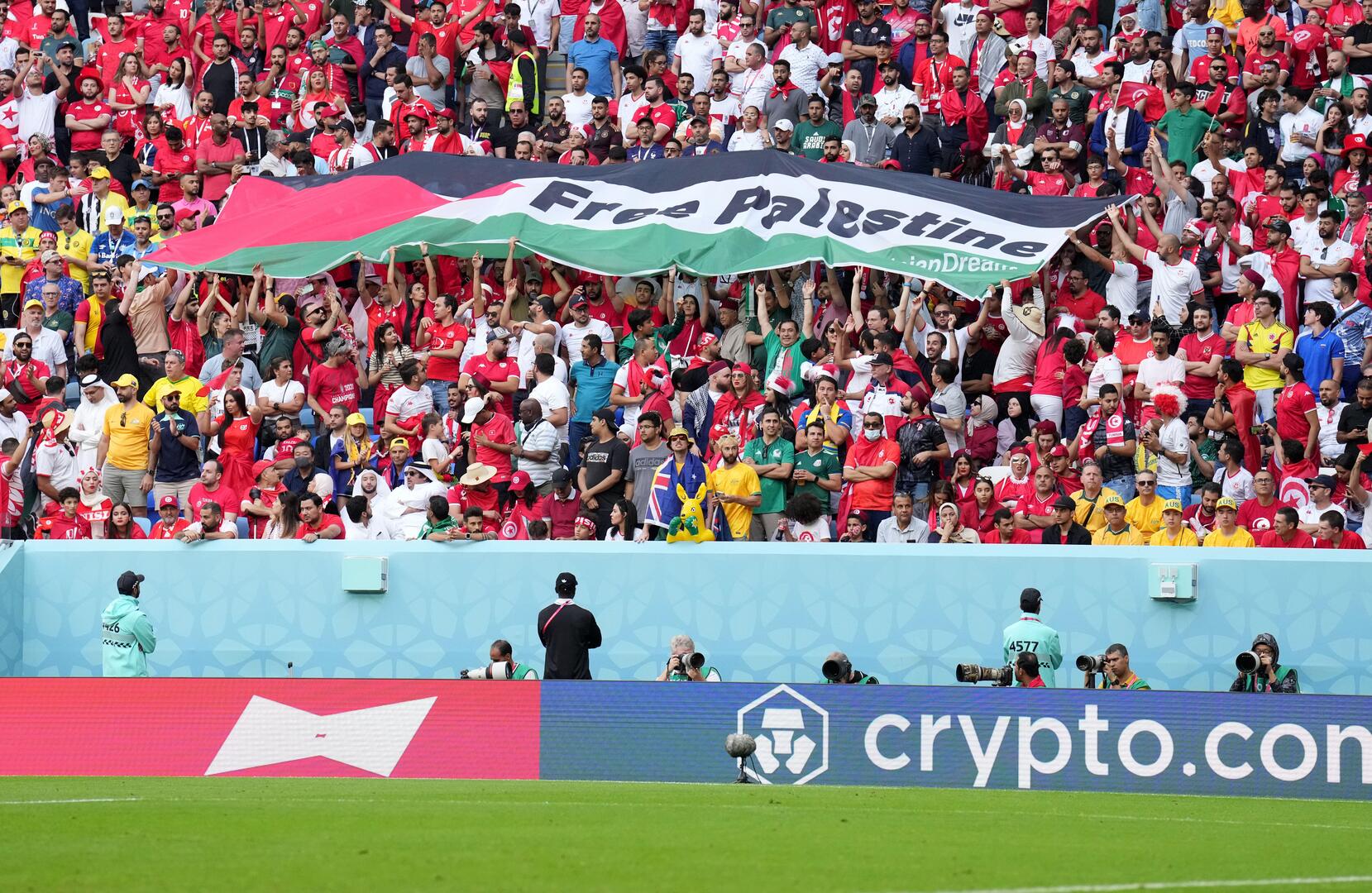 البحث عن شاب يرتدي علم فلسطين ساعد حفيد مدرب البرازيل بعد مباراة صربيا (فيديو)