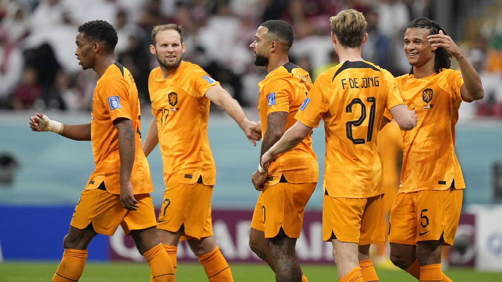 هولندا تهزم قطر وتحجز مقعدها في ثمن نهائي مونديال 2022 (فيديو)
