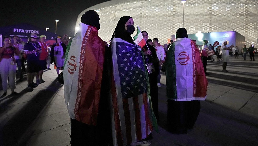 شاهد.. الأجواء بين جماهير إيران وأمريكا قبل المباراة 