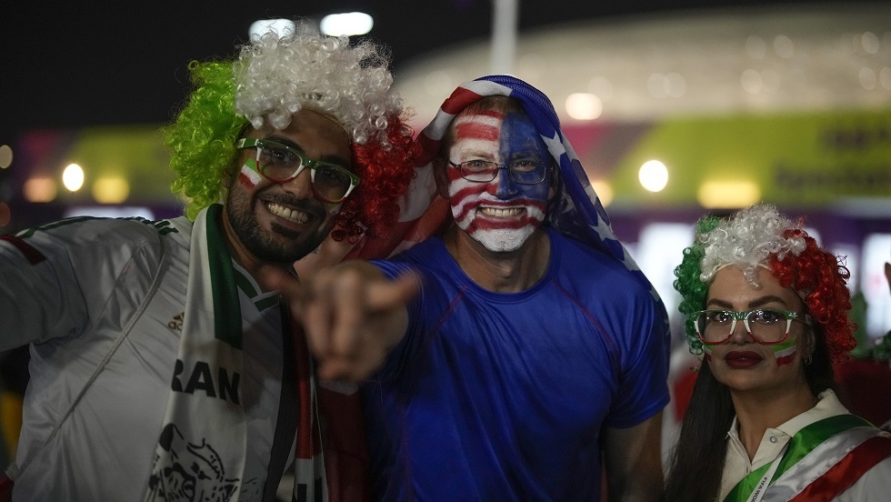 شاهد.. الأجواء بين جماهير إيران وأمريكا قبل المباراة 