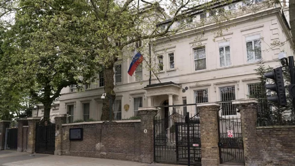 السفارة الروسية: السلطات البريطانية لا تملك الشجاعة لإدانة جرائم القوات الأوكرانية
