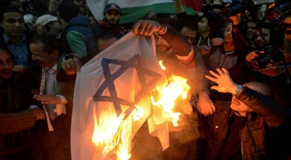 شبان مصريون يحرقون علم إسرائيل في تظاهرة دعما للشعب الفلسطيني