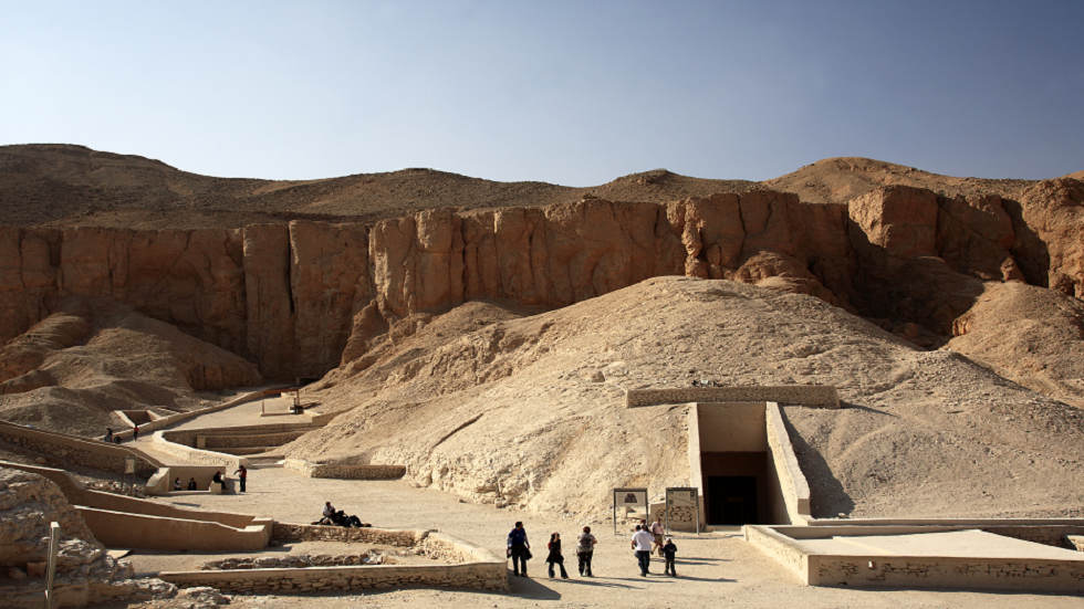 التنقيب عن مقبرة تتماشى مع شروق الشمس في الشتاء في مصر