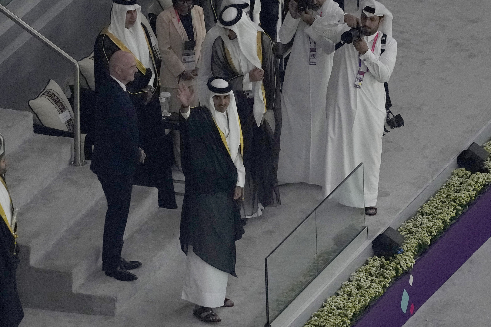 بالفيديو.. أمير قطر يظهر أمام مراسلي قناة تلفزيونية بشكل مفاجىء