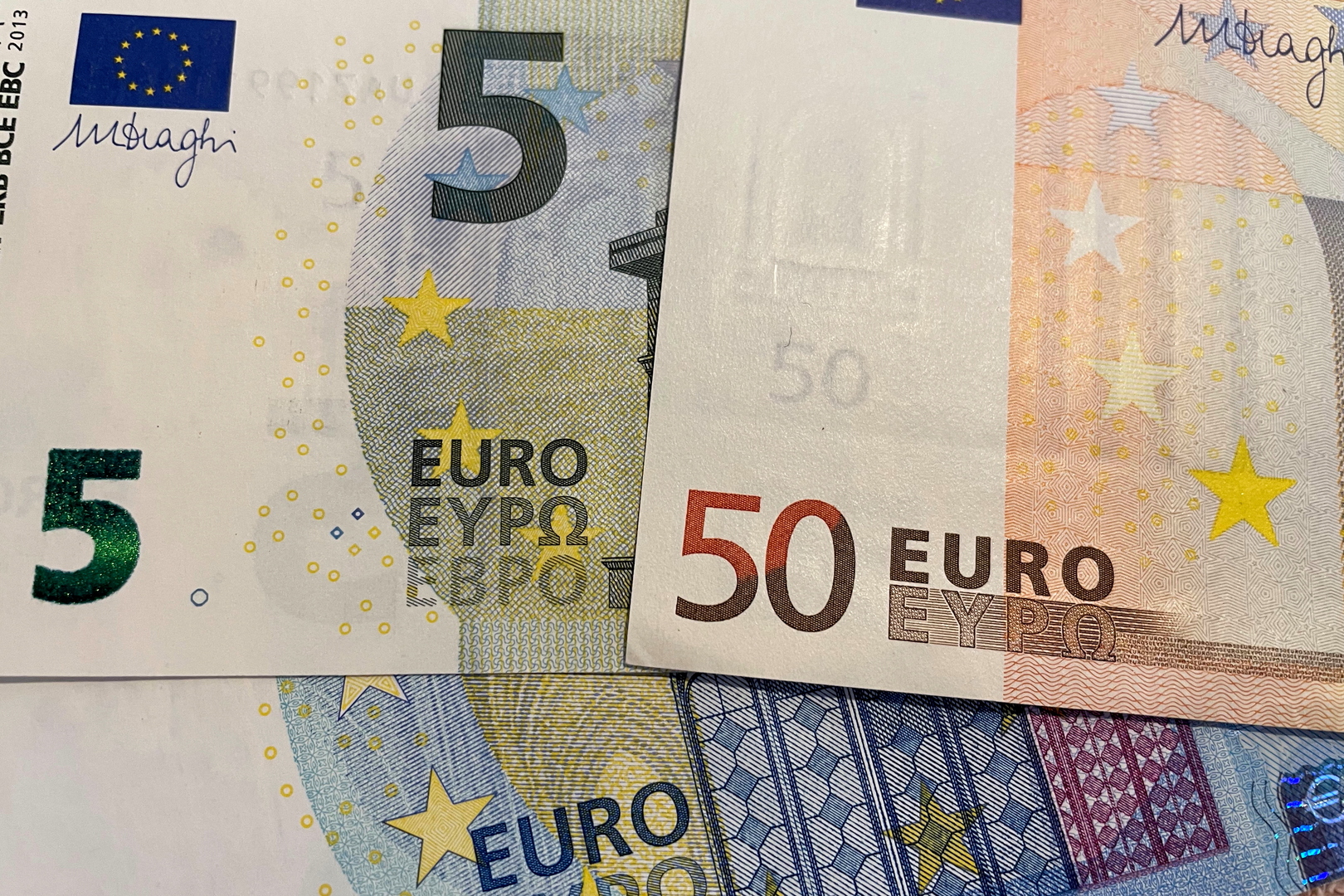 التضخم في منطقة اليورو يتراجع للمرة الأولى في 17 شهرا