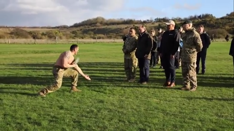 جنود أوكرانيون يستقبلون وزراء بريطانيين برقصة غريبة (فيديو)
