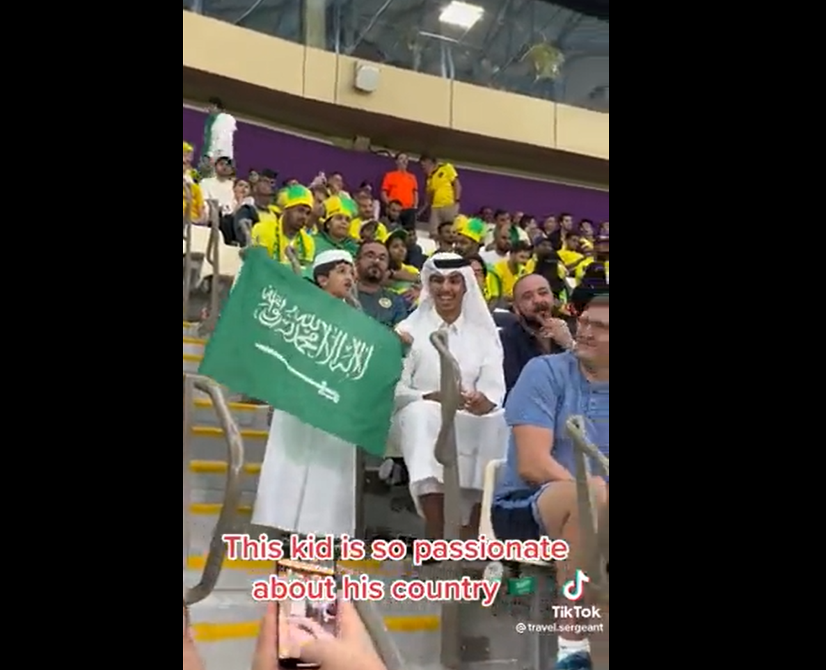 طفل عربي ينال إعجاب مشجعي البرازيل بحبه للمنتخب السعودي (فيديو)