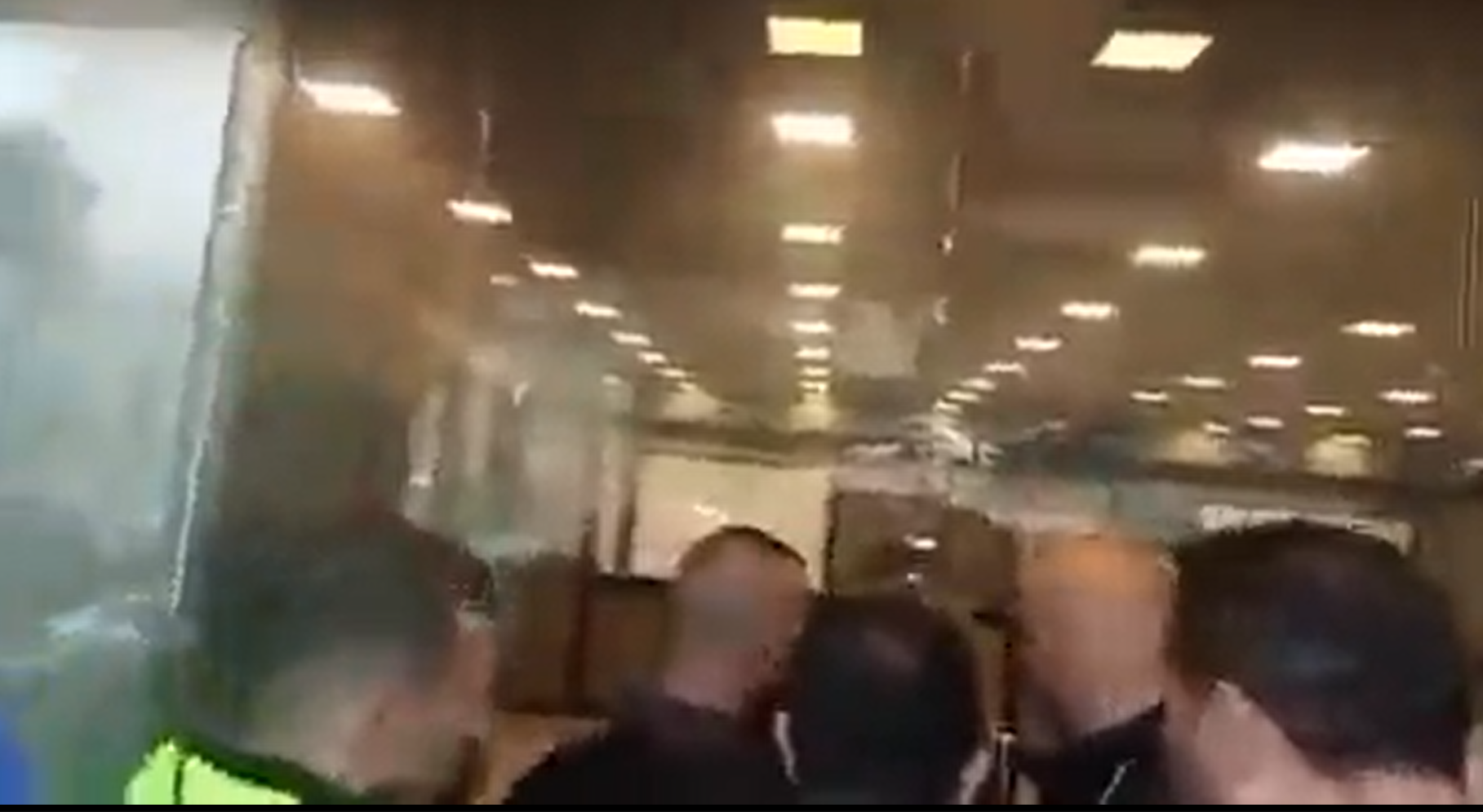 لبنان.. مواطن يقتحم بنكا ويحتجز موظفيه ويهدد بحرق المبنى لتحرير أمواله (فيديو)