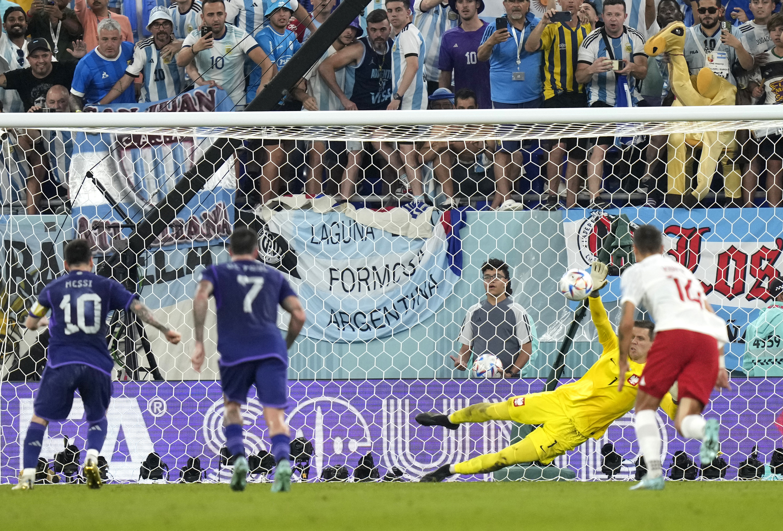 ميسي يهدر ركلة جزاء في مباراة فاصلة للأرجنتين أمام بولندا (فيديو)
