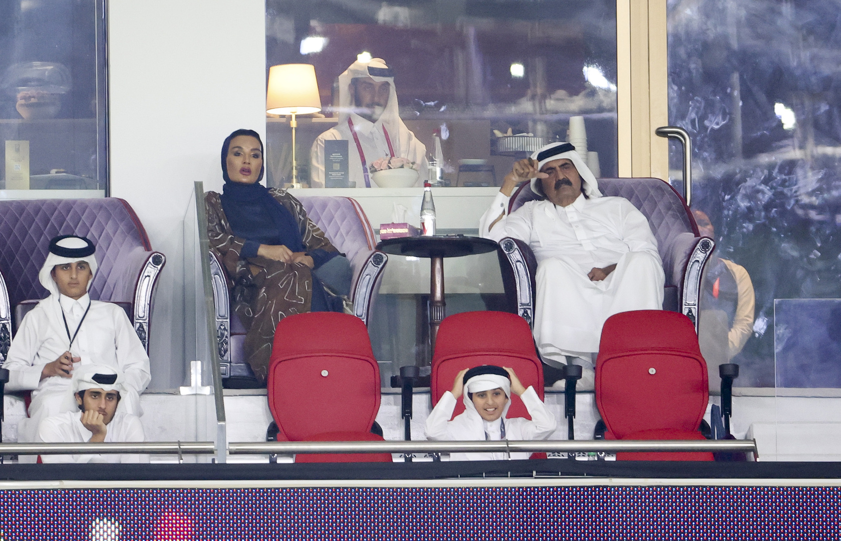 والدا أمير قطر يؤازران المنتخب السعودي (فيديو)