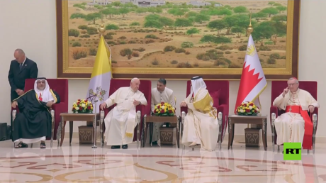 بالفيديو.. ملك البحرين يستقبل البابا فرنسيس