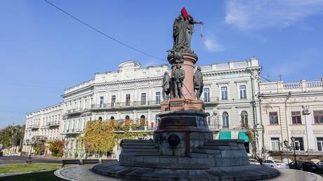 نظام كييف يزيل تمثال الإمبراطورة الروسية يكاترينا الثانية في أوديسا