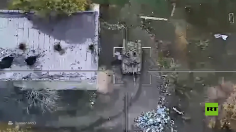 شاهد.. لحظة تدمير دبابة أوكرانية مختبئة داخل مبان صناعية