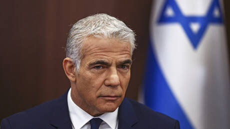 قناة إسرائيلية: لابيد يتحدث هاتفيا مع وزير الخارجية القطري