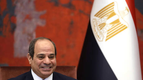 الرئيس المصري يتابع طرح الشركات التابعة للقوات المسلحة في البورصة