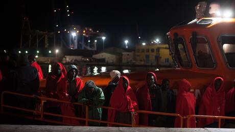 بينهم تونسيون.. إيطاليا توقف مهربي بشر يستخدمون القوارب السريعة لتهريب المهاجرين