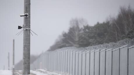 بولندا تزود سياجها الحدودي بأجهزة مراقبة لمنع تسلل المهاجرين