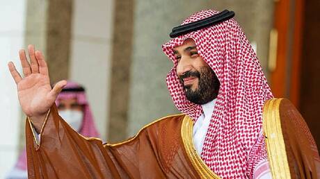 ولي العهد السعودي يثير التفاعل بارتدائه وشاحا عليه علم قطر (صور + فيديو)
