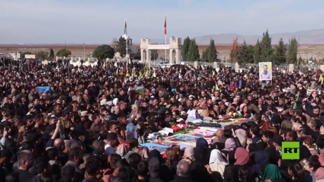 الآلاف يشاركون في تشييع ضاحايا الغارات التركية في المالكية السورية