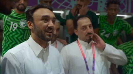شاهد كيف يحفز وزير الرياضة السعودي لاعبي المنتخب قبل مباراة بولندا