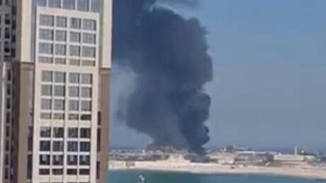 اندلاع حريق بالقرب من قرية المشجعين في قطر ( فيديو)