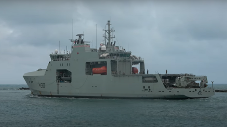 كندا تنزل إلى المياه سفينة عسكرية متطورة كاسحة للجليد