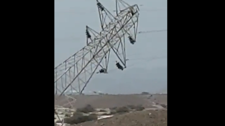صحراء السعودية تتحول إلى بحر وسقوط أعمدة الكهرباء في ضبا (فيديوهات)