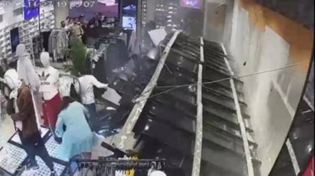 مقطع فيديو يوثق لحظة سقوط رفوف أحد المتاجر على رؤوس مرتاديه