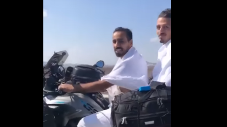 شابان جزائريان يصلان مكة على دراجة نارية لأداء مناسك العمرة في رحلة استمرت 50 يوما (فيديو)
