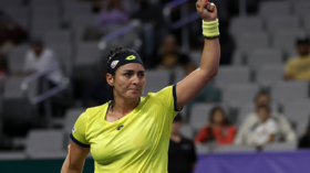 التونسية أنس تهزم بيغولا وتنعش آمالها في بلوغ نصف نهائي البطولة الختامية