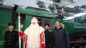 من أين تأتي شجرة رأس السنة الأولى إلى الكرملين؟ 6 سكك الحديد الروسية تكشف عن مشروع قطار بابا نويل لنهاية عام 2022 وبداية عام 2023