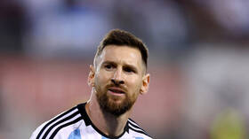 مدرب منتخب الإمارات للاعبيه