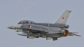 قناة: الطيران التركي لم ينتهك المجال الجوي السوري خلال غاراته الليلة الماضية
