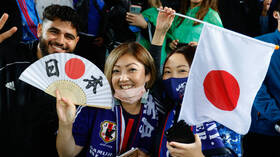 كوكب اليابان.. تقاليد الجمهور الياباني تتكرر في ملعب افتتاح مونديال قطر (فيديو)