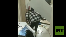 المباني تهتز والسكان يغادرونها مذعورين إلى الشوارع.. شاهد أولى لحظات زلزال تركيا!