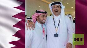 أمير قطر يمازح وزير الرياضة السعودي بعد الفوز على الأرجنتين.. فماذا قال له؟ (فيديو)